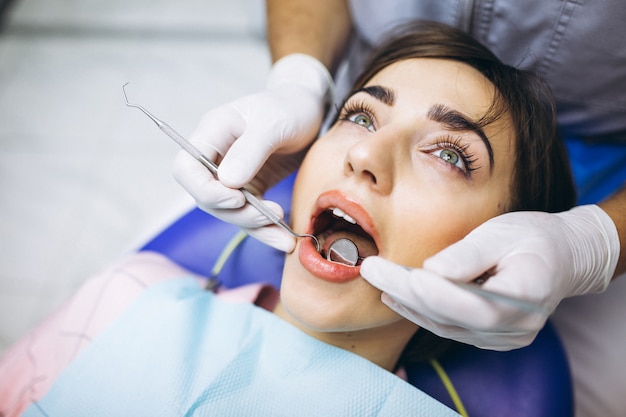 Paciente mujer en dentista