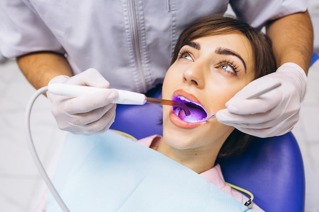 Paciente mujer en dentista