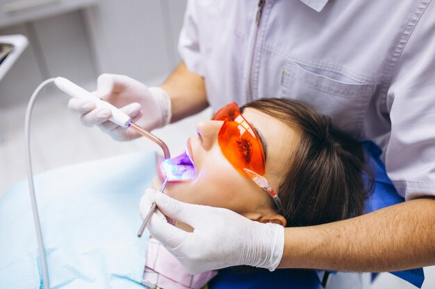 Paciente mujer en dentista