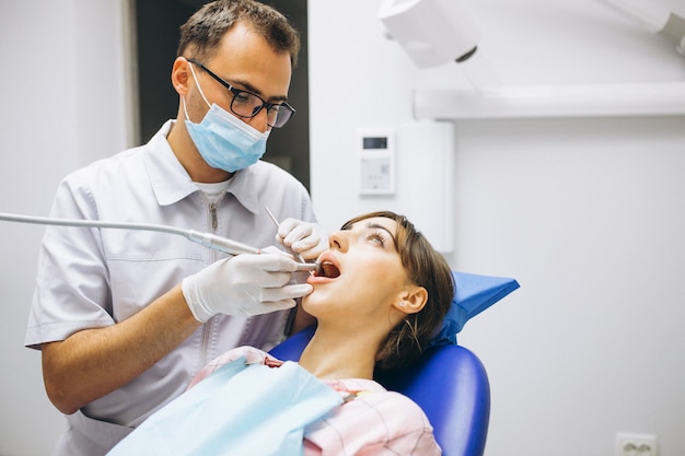 Foto gratuita paciente mujer en dentista