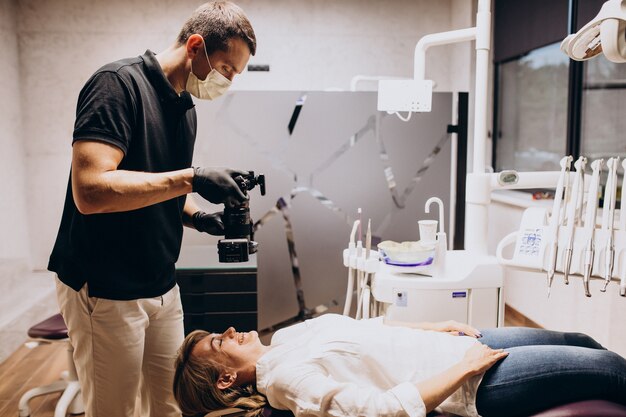 Paciente mujer visita al dentista