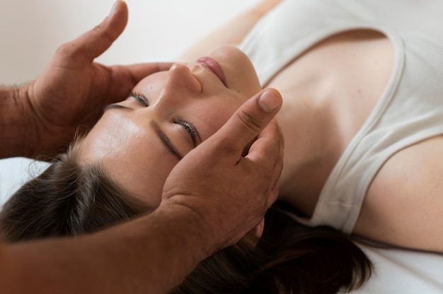 Foto gratuita paciente de osteopatía recibiendo masaje de tratamiento