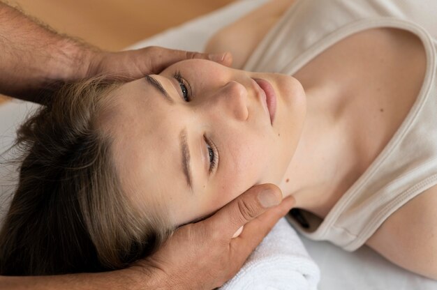 Paciente de osteopatía recibiendo masaje de tratamiento