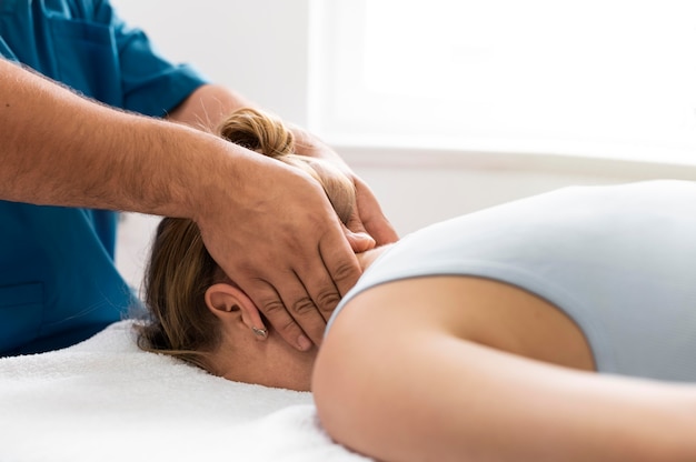 Paciente de osteopatía recibiendo masaje de tratamiento