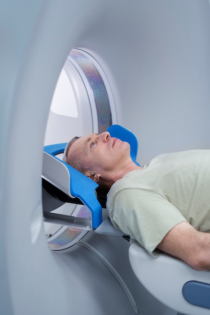 Paciente preparándose para la tomografía computarizada