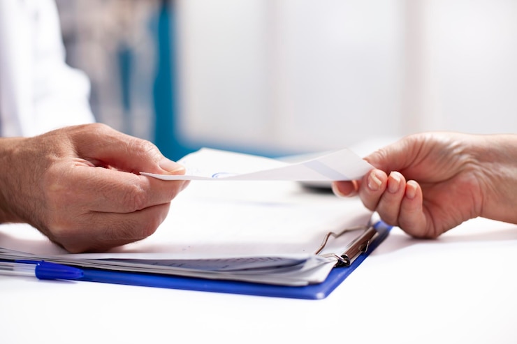 Foto gratuito paciente que recibe un documento médico
