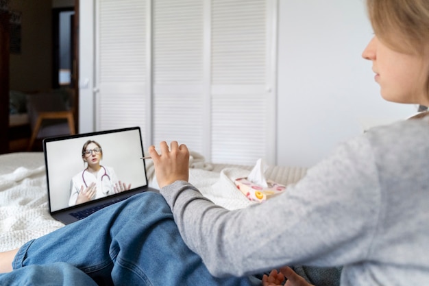 Foto gratuita paciente que tiene teleconsulta con el doctor