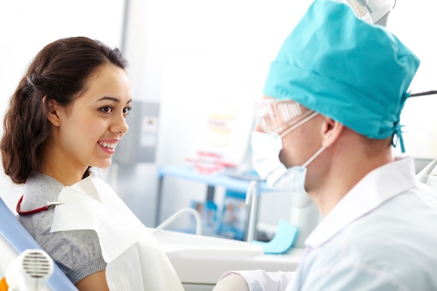 Paciente sentada en la silla del dentista