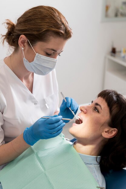 Paciente de sexo femenino que tiene un procedimiento realizado en el dentista