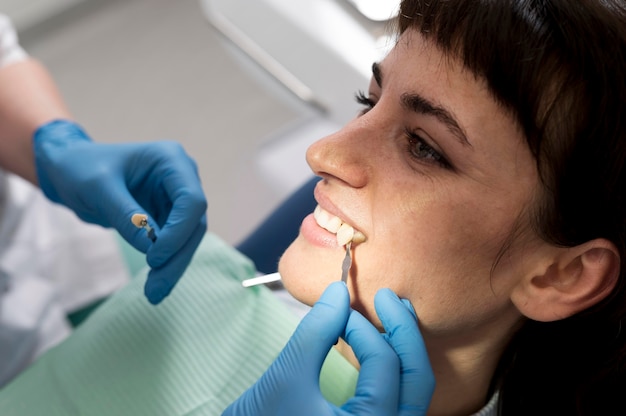 Paciente de sexo femenino que tiene un procedimiento realizado en el dentista