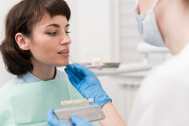 Paciente de sexo femenino que tiene un procedimiento realizado en el dentista