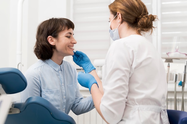 Paciente de sexo femenino que tiene un procedimiento realizado en el dentista