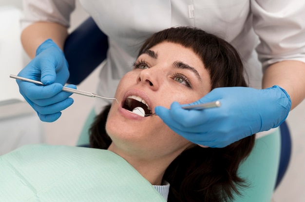 Paciente de sexo femenino que tiene un procedimiento realizado en el dentista