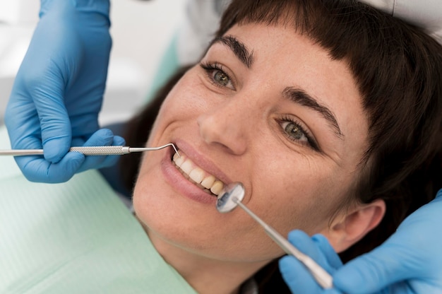 Paciente de sexo femenino que tiene un procedimiento realizado en el dentista