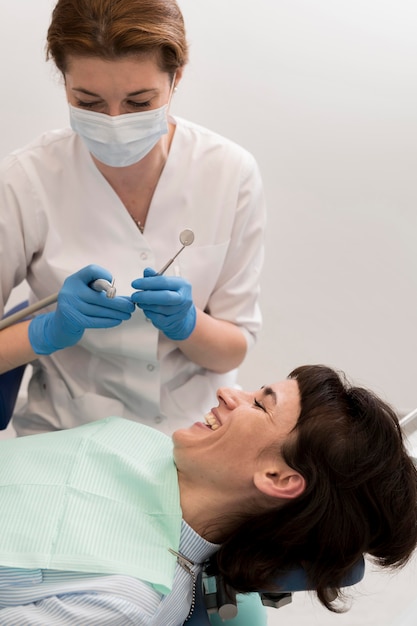 Paciente de sexo femenino que tiene un procedimiento realizado en el dentista