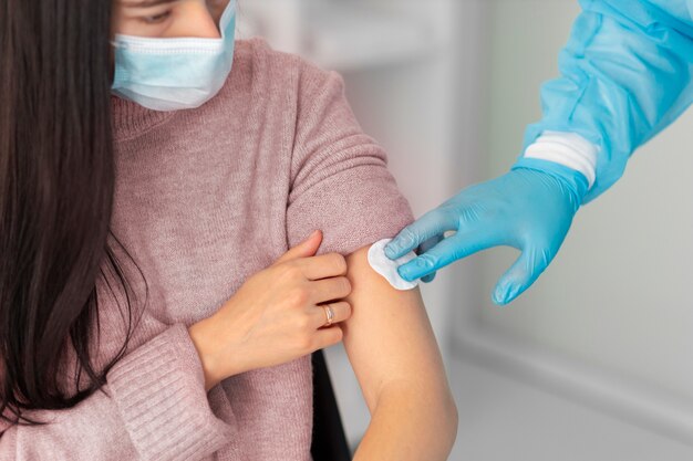 Paciente de sexo femenino que se vacuna contra el coronavirus