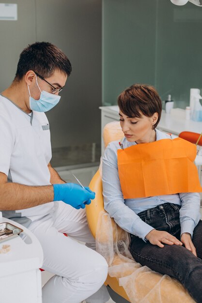 Paciente de sexo femenino que visita al dentista en la clínica