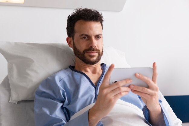 Paciente de sexo masculino en la cama en el hospital