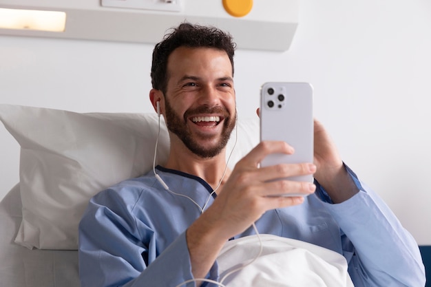 Foto gratuita paciente de sexo masculino en la cama en el hospital