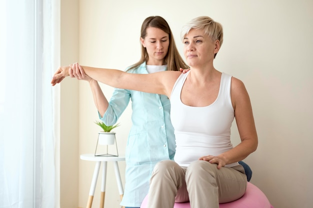 Foto gratuita paciente en terapia con fisioterapeuta