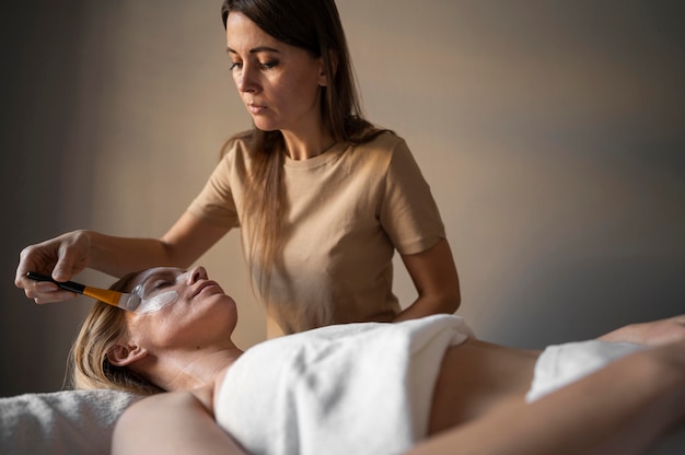 Paciente de tiro medio con mascarilla