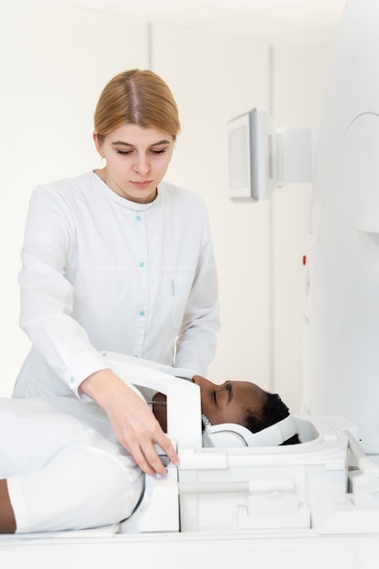 Paciente de tiro medio recibiendo una tomografía computarizada