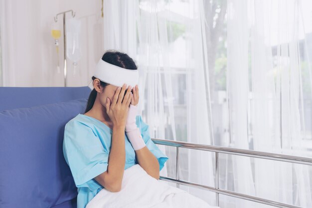 Pacientes con accidente solitario lesión dolor de cabeza mujer en cama pacientes en el hospital quieren ir a casa - concepto médico