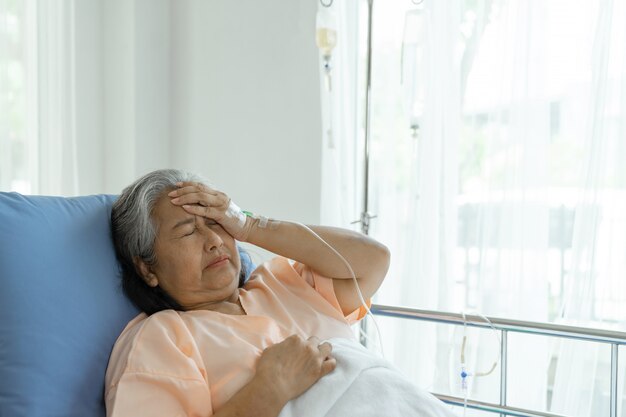 Pacientes ancianos solitarios en pacientes en cama de hospital quieren irse a casa