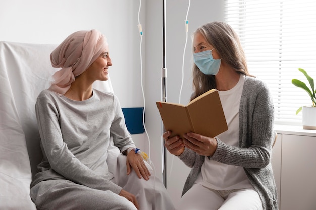 Pacientes hablando en el hospital