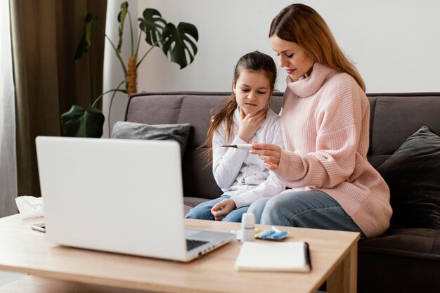 Pacientes que consultan a médico virtual con laptop