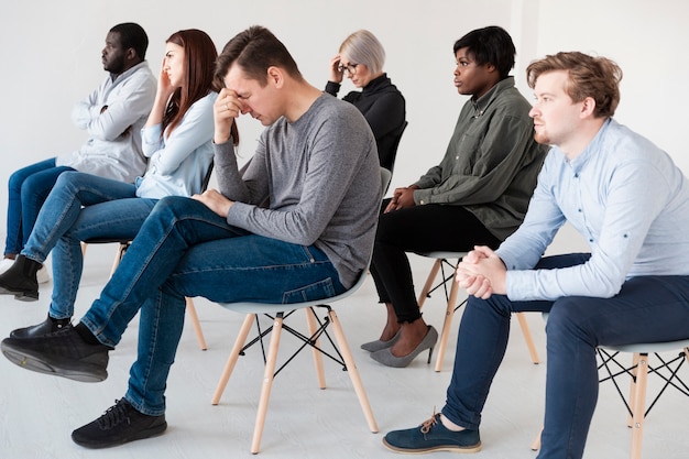 Pacientes sentados en una clínica de rehabilitación.