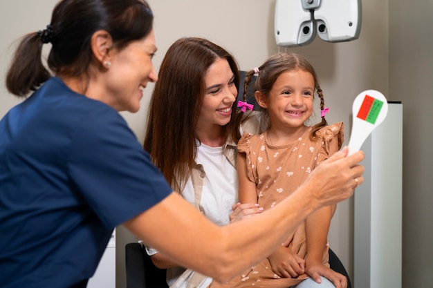 Foto gratuita pacientes de tiro medio en el consultorio del oftalmólogo.