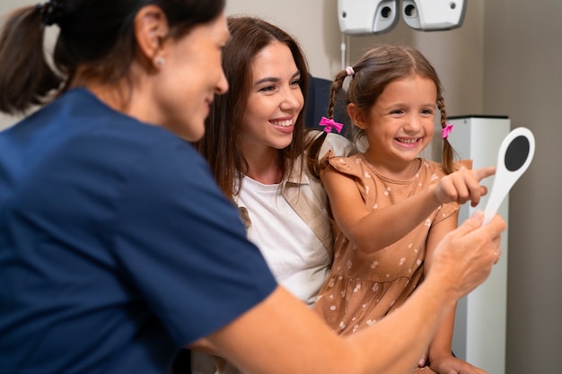 Pacientes de tiro medio en el consultorio del oftalmólogo.