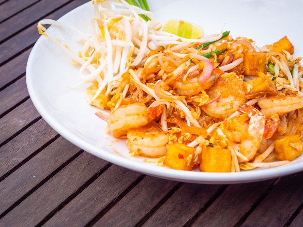 Foto gratuita pad thai fideos