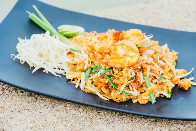 Foto gratuita pad thai fideos