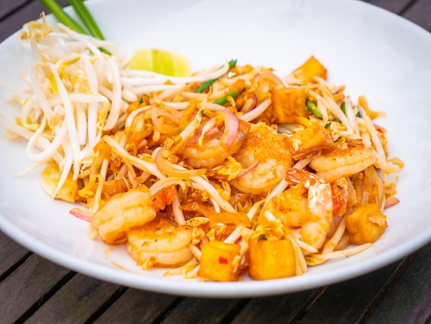 Foto gratuita pad thai fideos