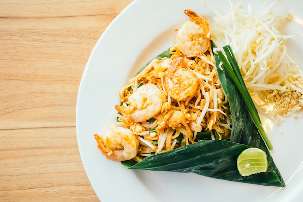 Foto gratuita pad thai fideos