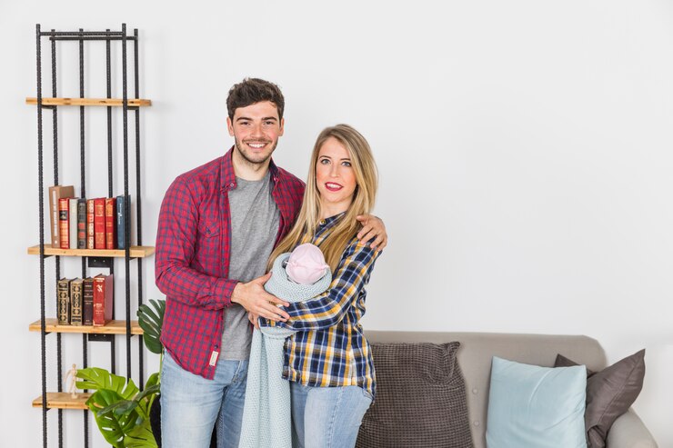 Foto gratuito padre abrazando a la madre con el bebé