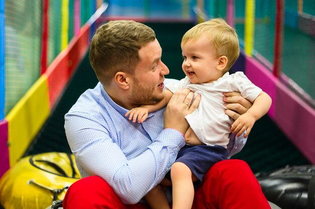 Padre abrazando a niño lindo