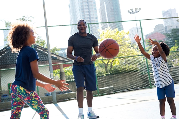 Padre africano pasar tiempo jugando baloncesto