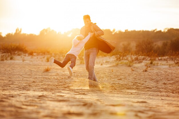 Padre alegre jugando con su pequeña hija