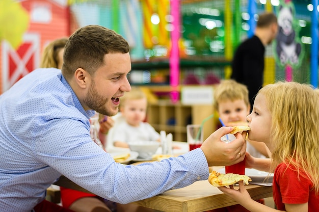 Foto gratuita padre alimentación hija