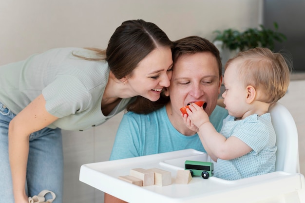 Padre de alimentación de niño de tiro medio