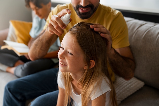 Foto gratuita padre de alto ángulo aplicando tratamiento