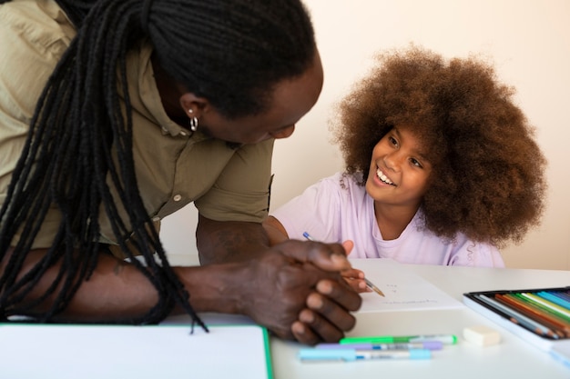 Padre ayudando a su hija con la tarea