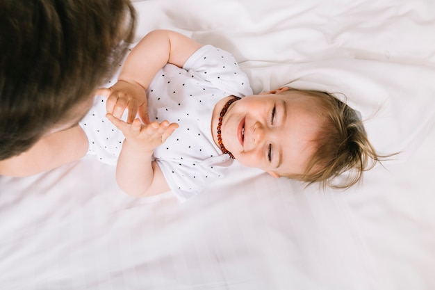 Foto gratuita padre con bebé en la cama