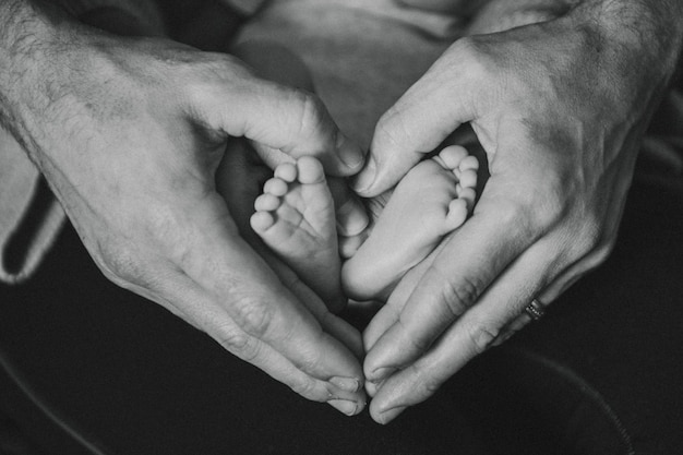 Foto gratuita padre y bebé formando una forma de corazón