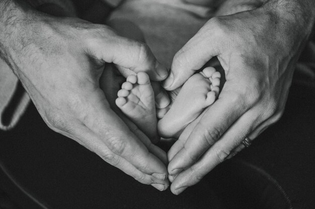 Padre y bebé formando una forma de corazón