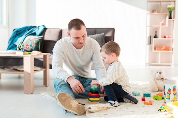 Padre y bebé jugando en casa