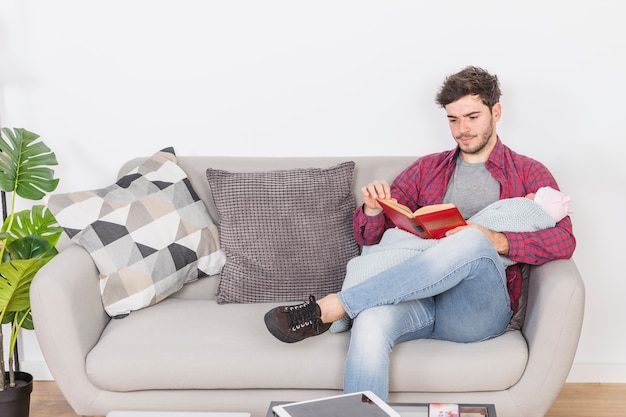 Foto gratuita padre con bebe leyendo libro